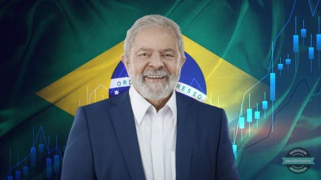 Lula com bandeira do Brasil e gráfico ao fundo