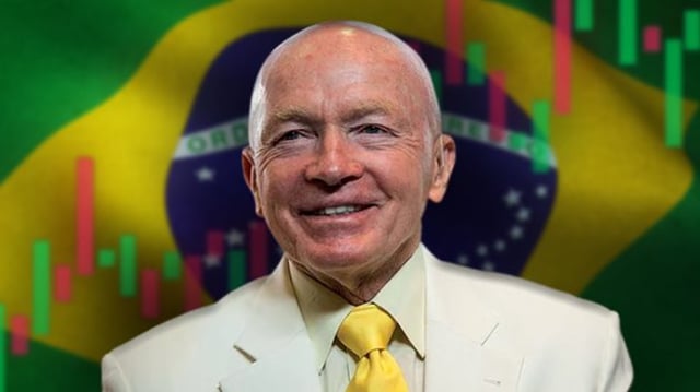 Mark Mobius na frente de bandeira brasileira