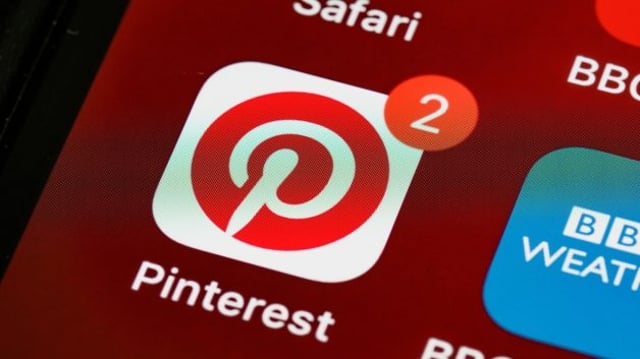 Foto de uma tela de celular com foco no logo do aplicativo do Pinterest