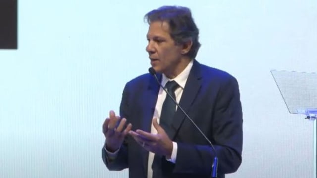 Fernando Haddad discursa em evento da Febraban