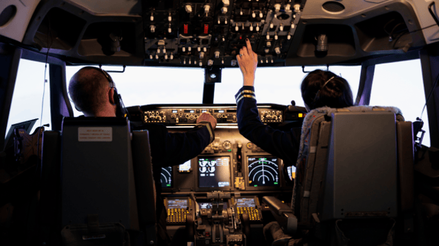 Pilotos e comissãrios de bordo declaram greve e alegam lucro com passagens de empresas aéreas