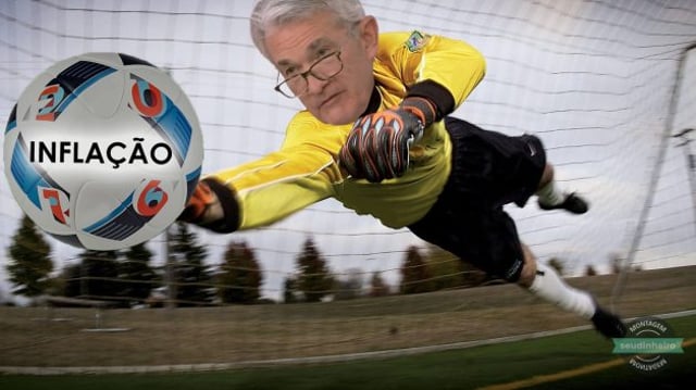 Montagem de um goleiro impedindo a bola de entrar no gol, com o rosto do presidente do BC dos EUA, Jerome Powell, que é um senhor de cabelos brancos e óculos