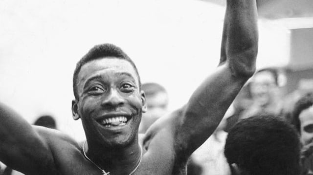 Pelé, Rei do Futebol. sorrindo ao comemorar título