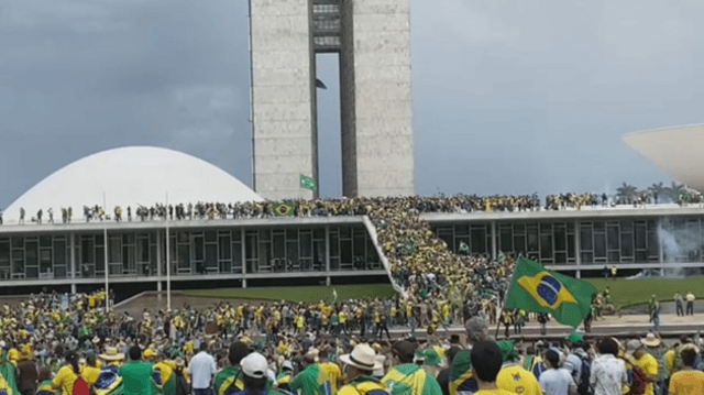 Bolsonaristas radicais invadem o Congresso