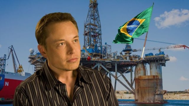 Elon Musk em frente à uma estação de petróleo