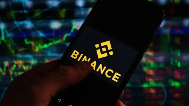 Celular com logo da Binance, exchange de criptomoedas como o bitcoin