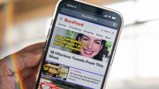 celular com a página inicial do site da BuzzFeed