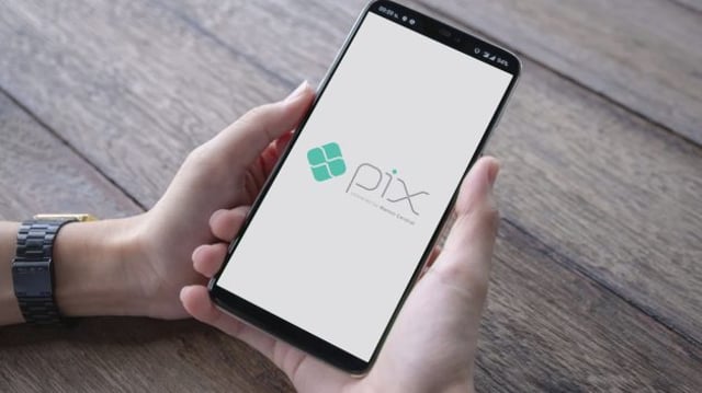 Celular com o símbolo do Pix na tela