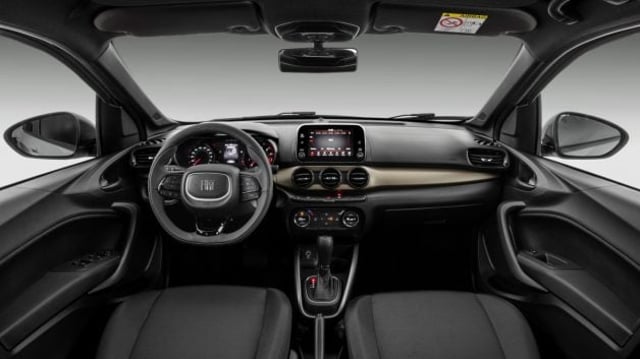 Interior do Fiat Cronos Drive com câmbio automático