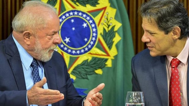 O presidente Luiz Inácio Lula da Silva (e) e o ministro da Fazenda, Fernando Haddad (d)