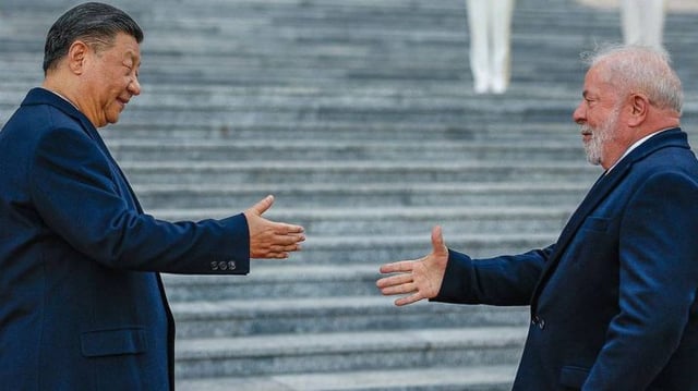 O presidente da China, Xi Jinping (e) recebe no Grande Palácio do Povo, o presidente Luiz Inácio Lula da Silva (d). Neste encontro assinaram uma série de acordos comerciais e de parceria