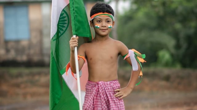 Garoto sem camisa segura bandeira da Índia