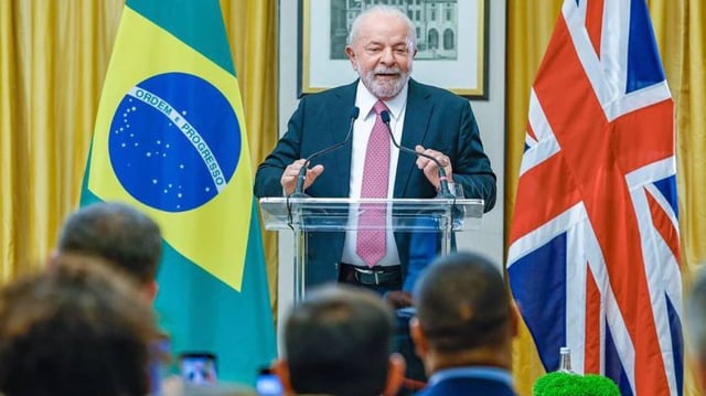 Presidente da República, Luiz Inácio Lula da Silva, faz declaração à imprensa após a coroação do Rei Charles III. Londres - Inglaterra