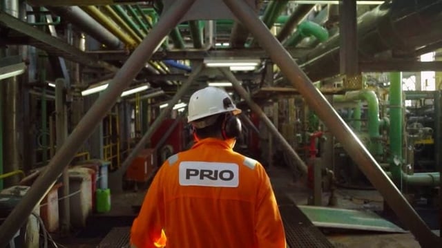 Trabalhador usando um equipamentos de segurança e um colete com a identificação da PRIO (PRIO3)