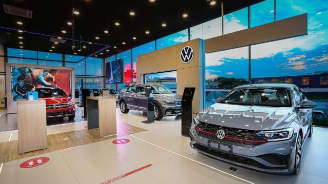 Showroom da Volkswagen mostrando modelos de carro zero-km