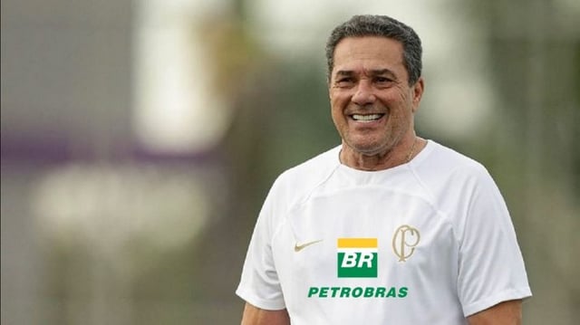 Vanderlei Luxemburgo, técnico do Corinthians, numa montagem em que o logo da Petrobras (PETR4) aparece no centro de sua camiseta