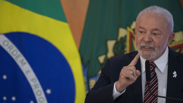 Fotografia do presidente Luiz Inácio Lula da Silva em frente à bandeira do Brasil
