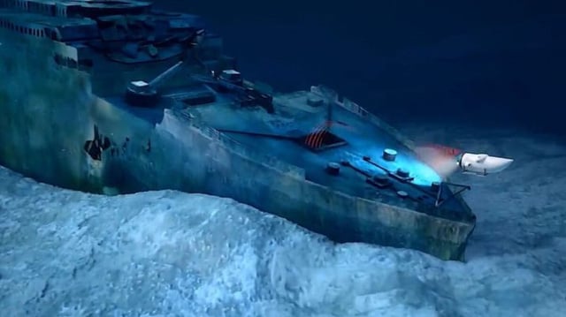Submarino da OceanGate diante dos destroços do Titanic.