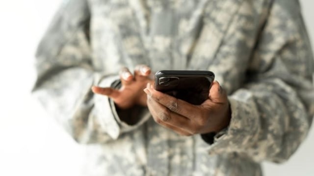 Militar mexendo no celular
