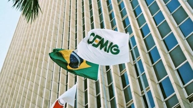 Bandeiras da Cemig, do Brasil e de Minas Gerais tremulando na frente do prédio sede da Cemig