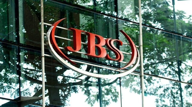Logo da JBS em vermelho em prédio espelhado que é sede da companhia