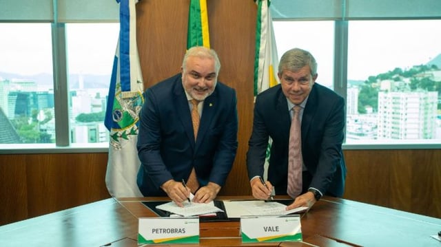 Presidente da Petrobras, Jean Paul Prates, e presidente da Vale, Eduardo Bartolomeo, na sede da petrolífera, assinando acordo