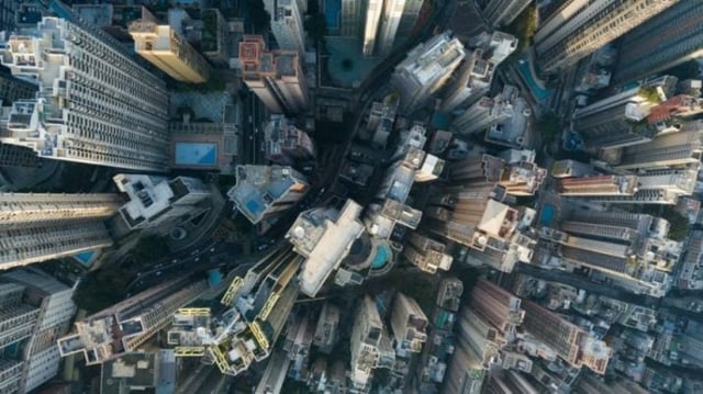 Vista aérea de uma cidade com muitos prédios