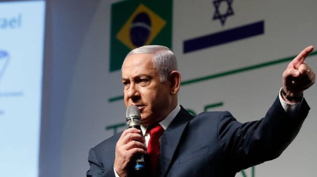 O primeiro-ministro de Israel, Benjamin Netanyahu, com a bandeira do Brasil e de Israel ao fundo