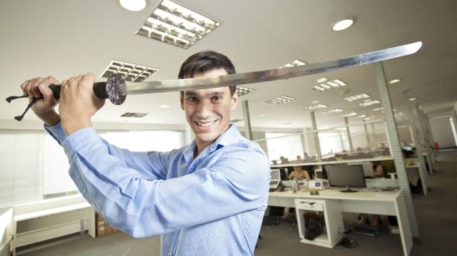 Eduardo L'Hotellier, fundador e CEO da GetNinjas (NINJ3), posa no escritório com uma espada japonesa