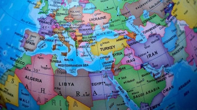 Pedaço do mapa mundi, com destaque para países europeus e do Oriente Médio
