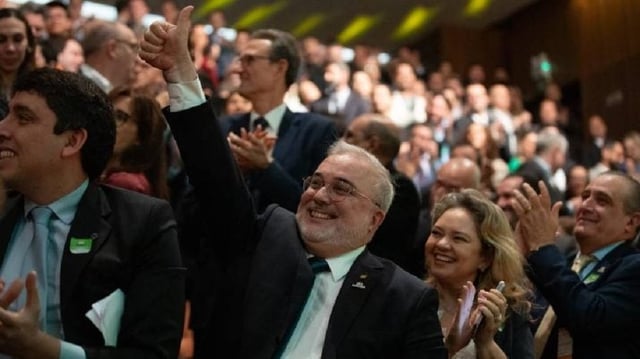 Presidente da Petrobras, Jean Paul Prates, sorrindo e acenando com positivo em evento do aniversário da estatal