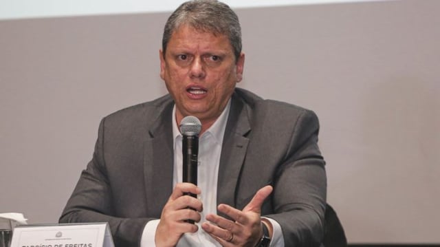 Tarcísio de Freitas, governador de São Paulo, durante coletiva sobre privatização da Sabesp