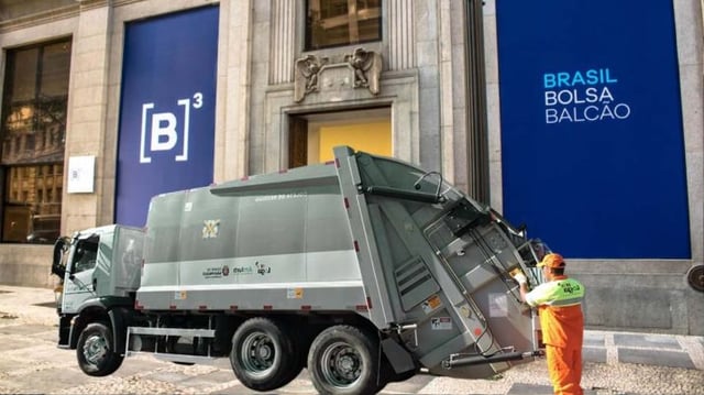 caminhão de lixo passando em frente à sede da bolsa brasileira