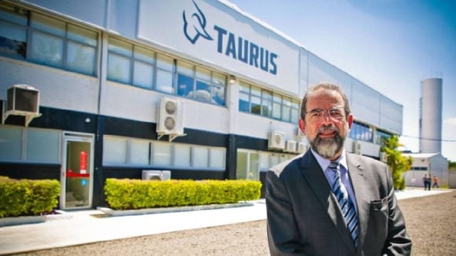 Salésio Nuhs, CEO da Taurus, em frente a prédio sede da empresa