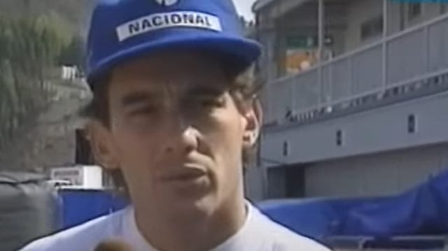 O piloto Ayrton Senna, com boné do Banco Nacional