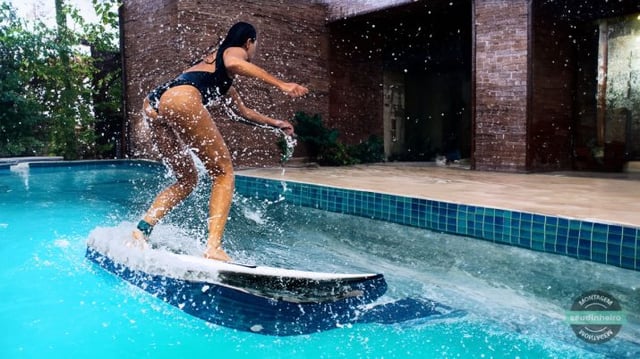 Mulher surf piscina – créditos Freepik – montagem Brenda Silva SD