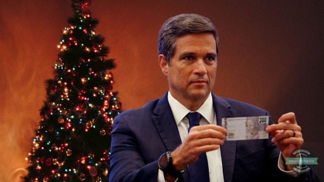 Montagem com Roberto Campos Neto, presidente do Banco Central, segurando uma nota de 200 reais com uma árvore de Natal ao fundo. Juros, Selic