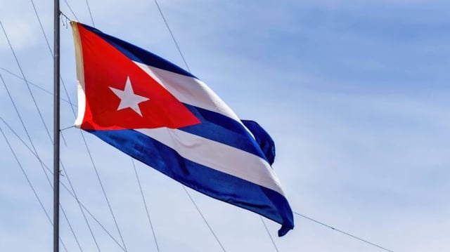 Bandeira de Cuba pendurada em um mastro