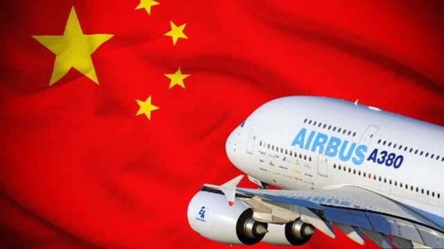 Bandeira da China como pano de fundo e um avião da Airbus voando na direção das estrelas da bandeira