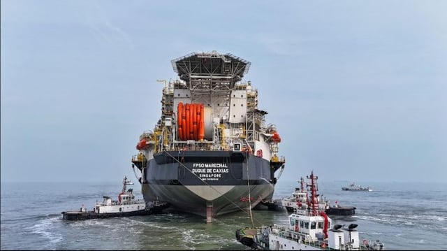 Navio-plataforma Marechal Duque de Caxias, da Petrobras, na China