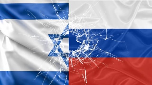 Metade da bandeira de Israel, metade da bandeira da Rússia com um vidro quebrado no meio