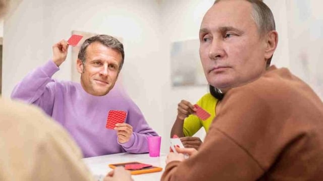 Emmanuel Macron e Vladimir Putin negociam na mesa