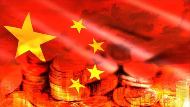 Imagem com bandeira da China e montagem representando a economia do país