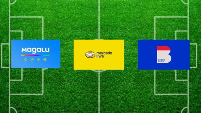 Montagem com o logo de Mercado Livre em amarelo, Magazine Luiza em azul e Casas Bahia também em azul, em um fonte de gramado verde de campo de futebol