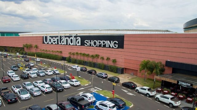 Fotografia da fachada e estacionamento do Uberlândia Shopping, empreendimento adquirido pelo XPML11