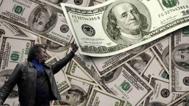 Javier Milei, presidente da Argentina, segurando um dólar / dólares