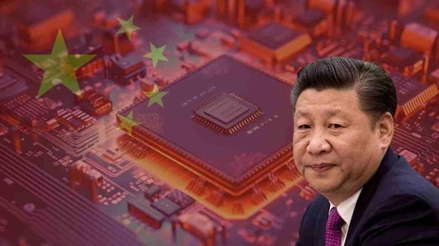 Xi Jinping, presidente da China, com um chip semicondutor ao fundo