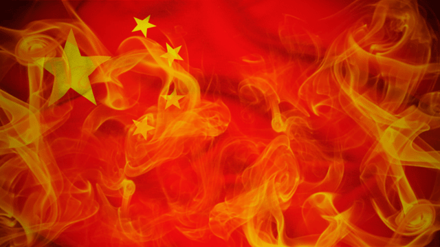 Bandeira da China com chamas por cima