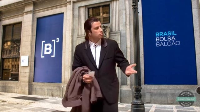 Montagem com o ator John Travolta em frente à sede da B3