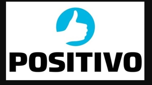 Logo da Positivo em fundo branco, com letras em preto e uma mão fazendo joia em azul